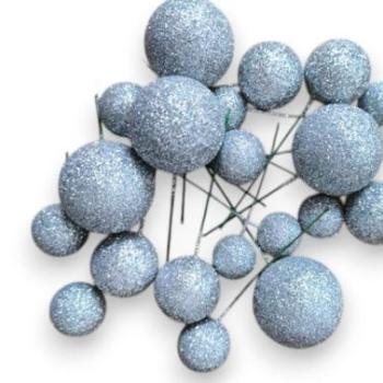 Ezüst csillámos gömbdekoráció tortára, beszúró kép