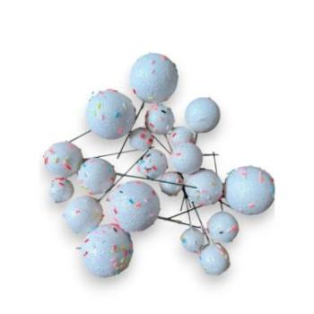 Fehér csillámos gömbdekoráció tortára, beszúró kép