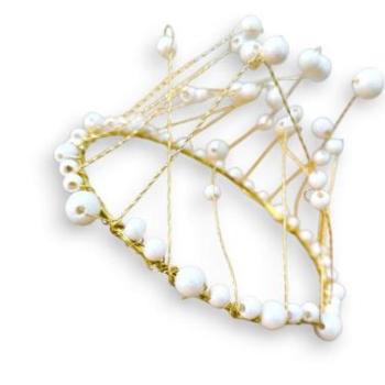 Gyöngyökkel díszített korona tortadísz, arany színű kép