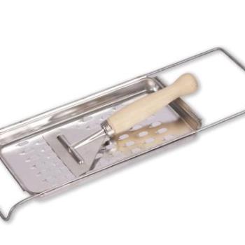 Hagyományos fém nokedli szaggató fa nyelű lapáttal kép