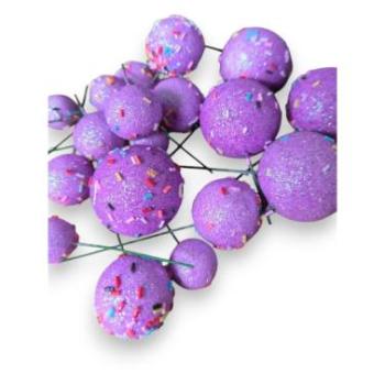 Lila csillámos gömbdekoráció tortára, beszúró kép