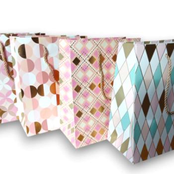 Rózsaszín mintás Ajándéktasak közepes méretű (23*18*10 cm) kép