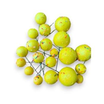 Sárga csillámos gömbdekoráció tortára, beszúró kép