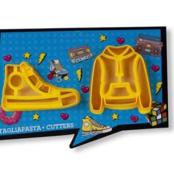 Tornacipő és pulcsi formájú süti kiszúró készlet - Divatos édesség dekorációhoz kép