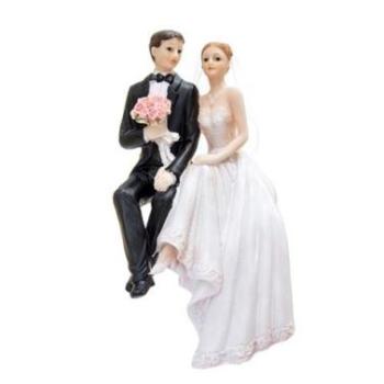 Torta szélén ülő nászpár esküvői tortadísz kép